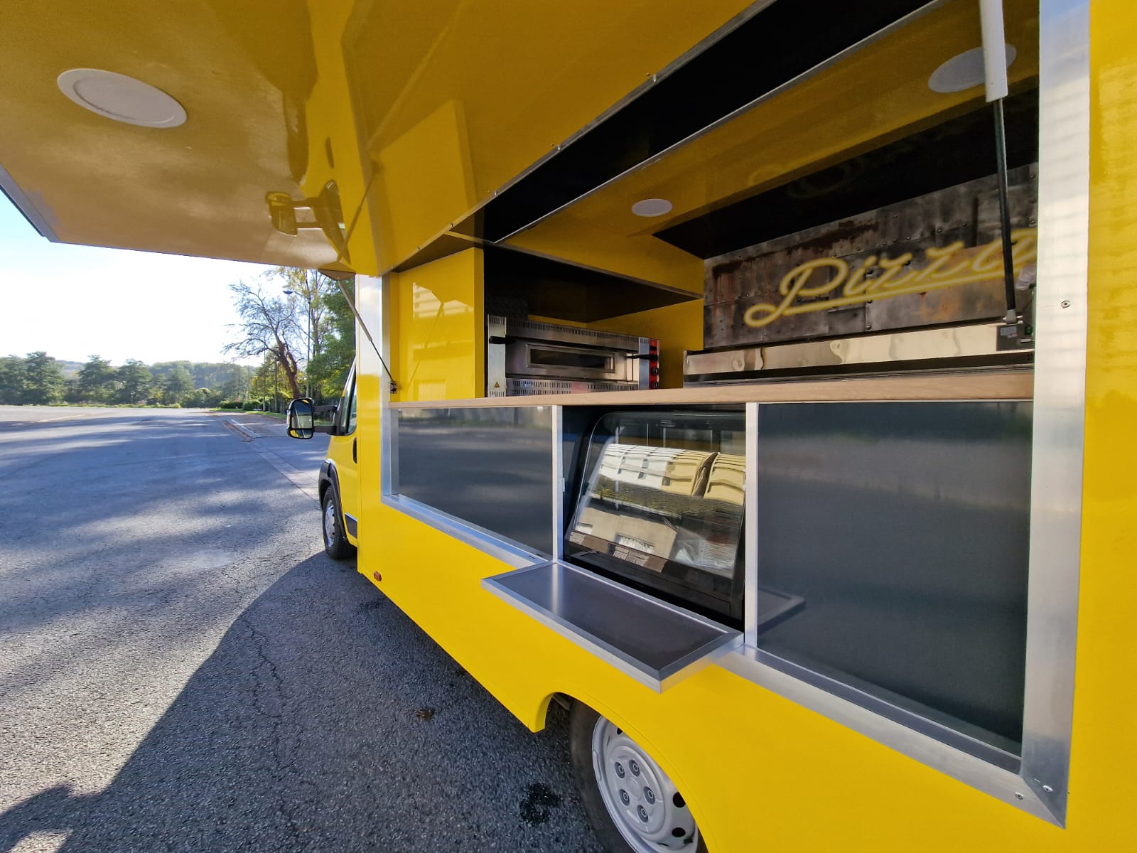 Camion Pizza Jaune : Votre Solution Mobile pour des Pizzas Parfaites au Four à Gaz