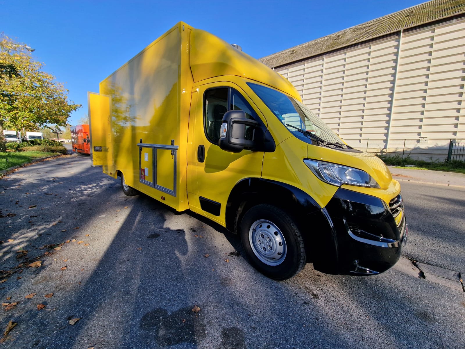 Camion Pizza Jaune : Votre Solution Mobile pour des Pizzas Parfaites au Four à Gaz